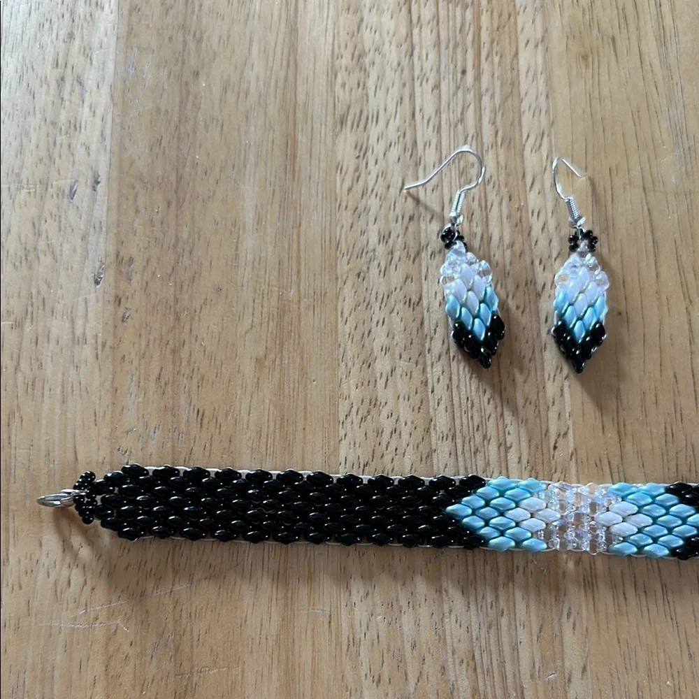 Handmade Matching Bracelet & Earring Set 👧